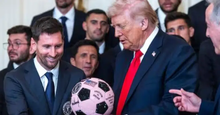 মেসিকে সংবর্ধনা দিচ্ছে ট্রাম্প